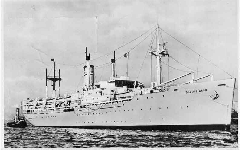 Photo du navire en noir et blanc avec le titre sur le navire isGroote Beer.
