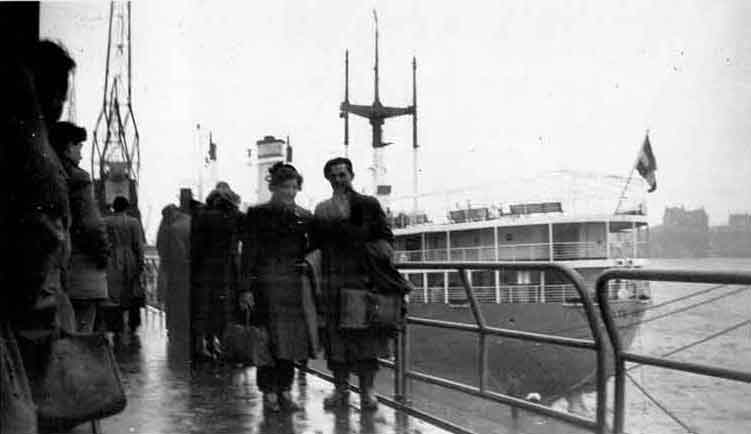 Couple se tient sur le quai du navire pour la photo.