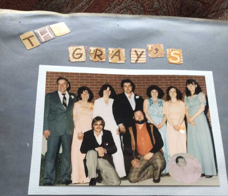 Photo de groupe de famille collée sur papier sous le nom de The Gray’s.