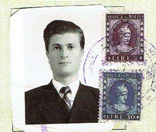 Photo d’un bel homme bien habillé avec deux timbres postaux et un timbre bleu.