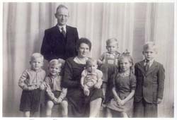 Vieille photographie de famille avec la mère, le père et six enfants.
