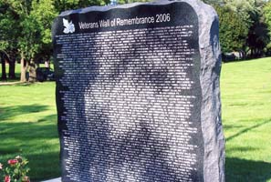 Pierre avec mots Le Mur du Souvenir des anciens combattants 2006 et de nombreux noms énumérés ci-dessous.