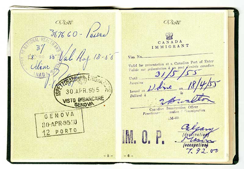 Passeport ouvert afin de monter plusieurs tampons de visa, ainsi que la date du 31 mai 1955.