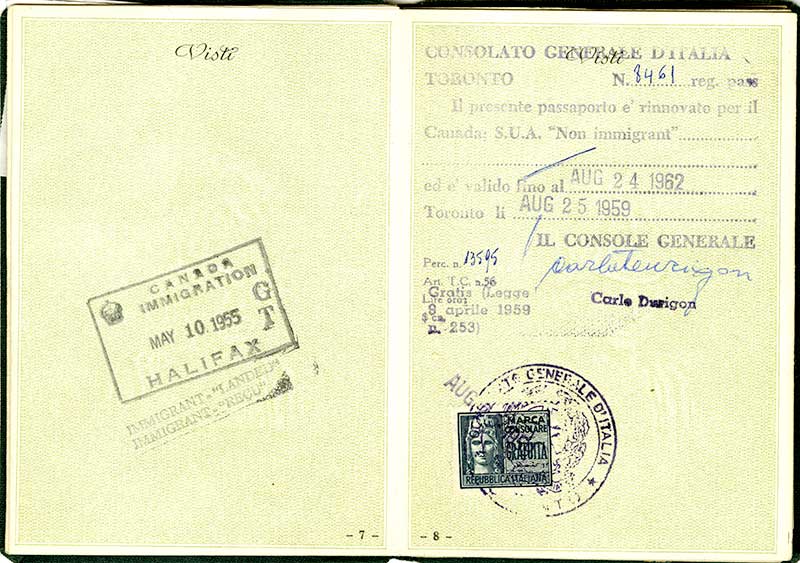 Passeport ouvert afin de monter un tampon d’Immigration Canada indiquant la date du 10 mai 1955.