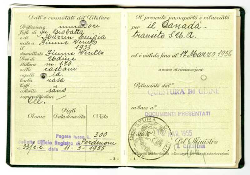 Pages d’un passeport sur lesquelles se trouve du texte en italien.