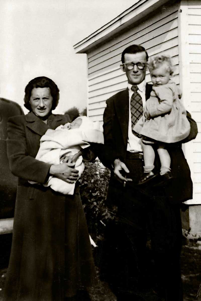 Un homme et une femme tiennent de petits enfants dans leurs bras.