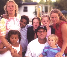 Photographie de famille couleur montrant des gens d’âges divers.