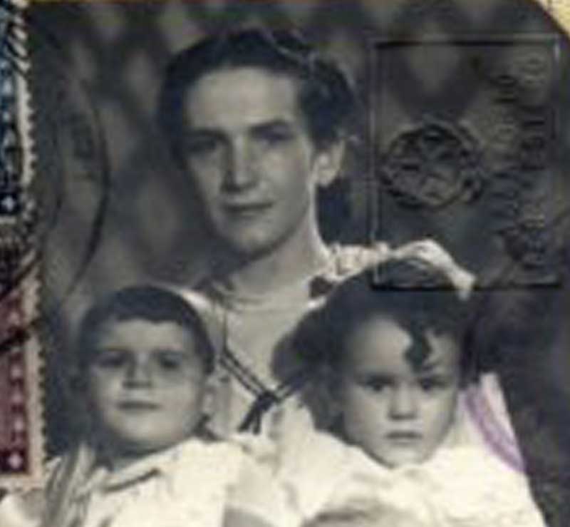 Une femme avec deux enfants sur une photo de passeport.