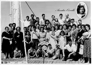 Grand groupe de personnes posant sur le pont du navire, insert ovale avec le visage d’Annita.