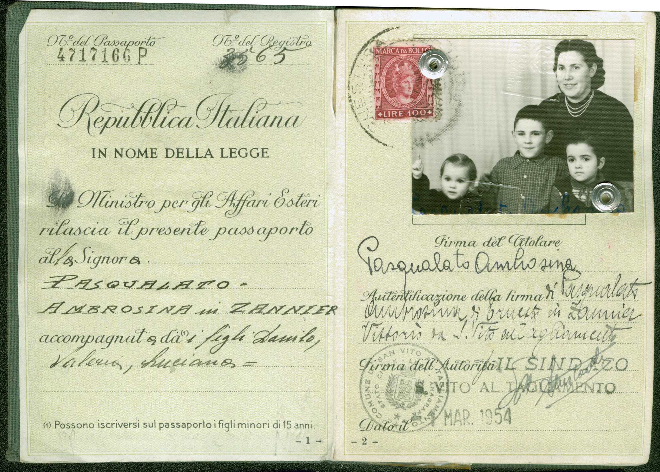Photo page du passeport vieil Italien avec l'image de Ambrosina et les enfants. 