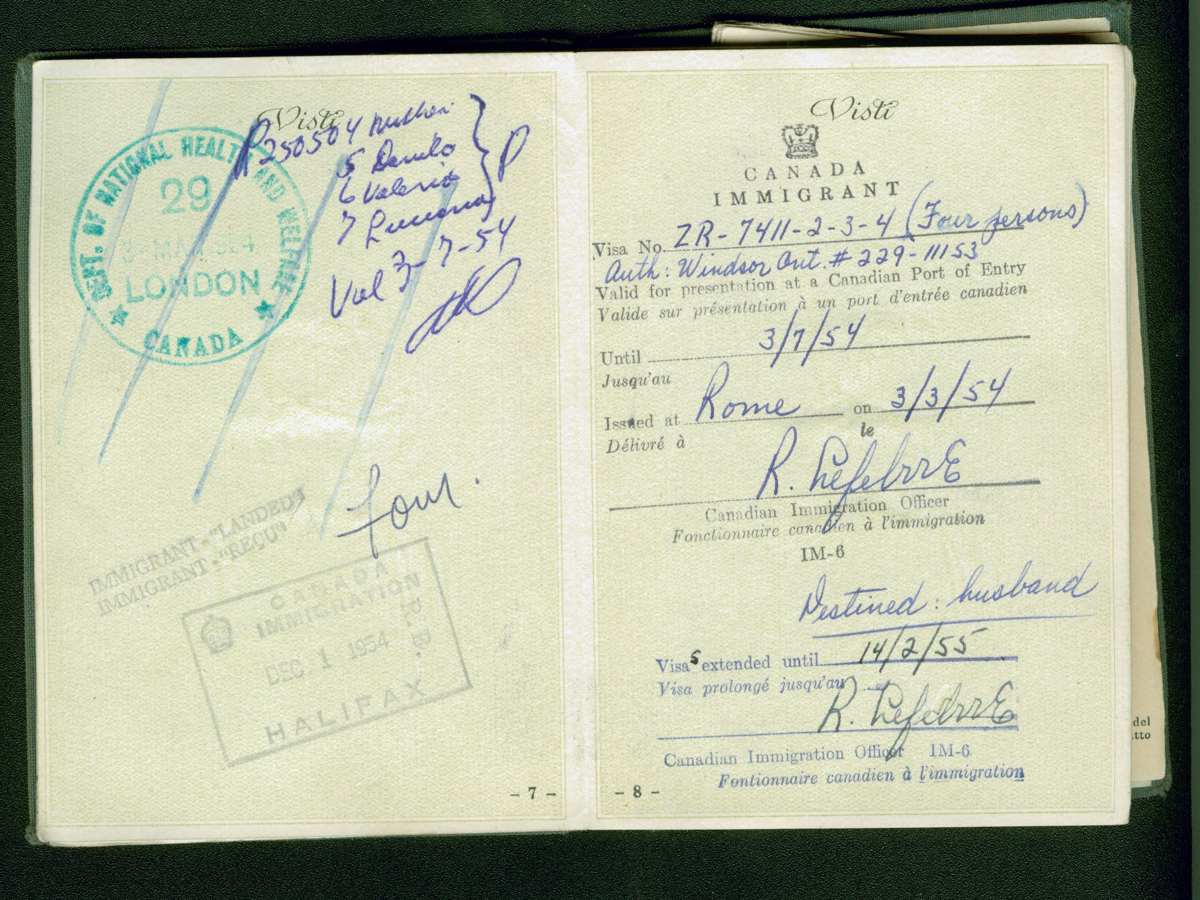 Ancien passeport italien avec le tampon de Immigrant Canada.
