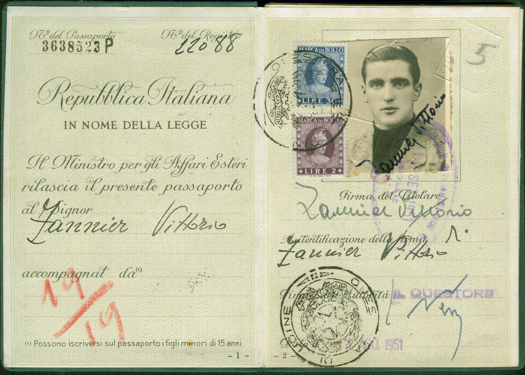 Photo page du passeport avec photo vieil Italien de Vittorio.