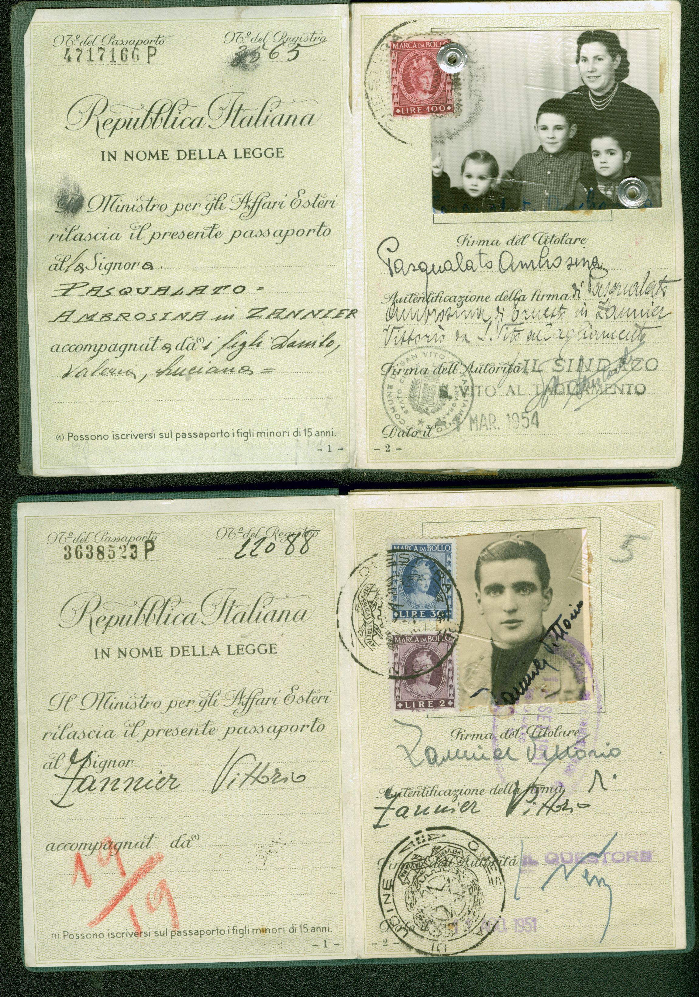 Photo page de deux anciens, les passeports italiens.