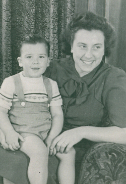 La jeune Joyce assise dans un fauteuil avec son petit fils sur ses genoux.