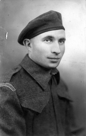 Portrait d’un jeune homme en uniforme militaire.