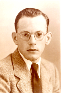 Portrait sépia d’un jeune William, portant un costume et des lunettes.
