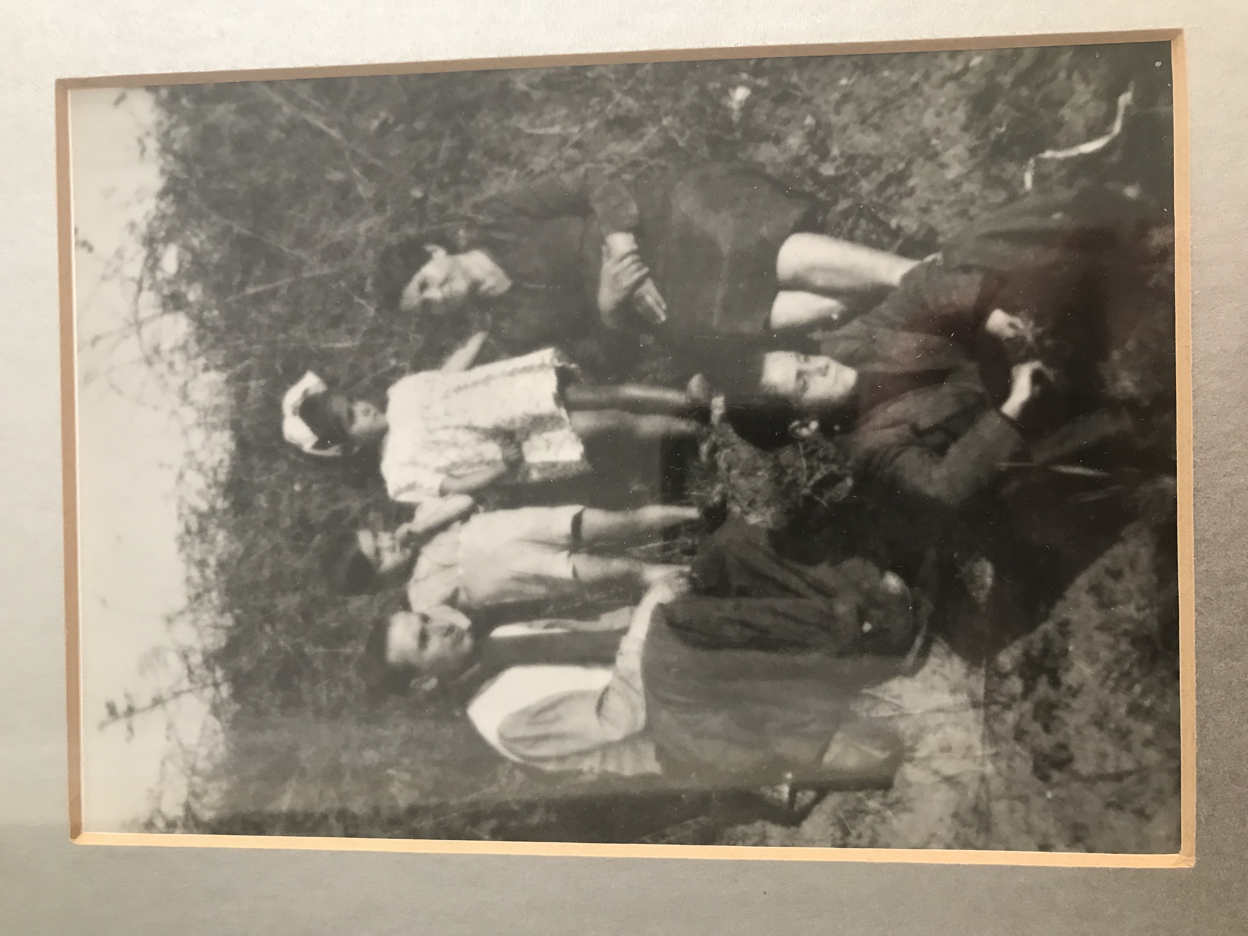 Photo en noir et blanc d’une mère, d’un père et de trois enfants italiens dehors.