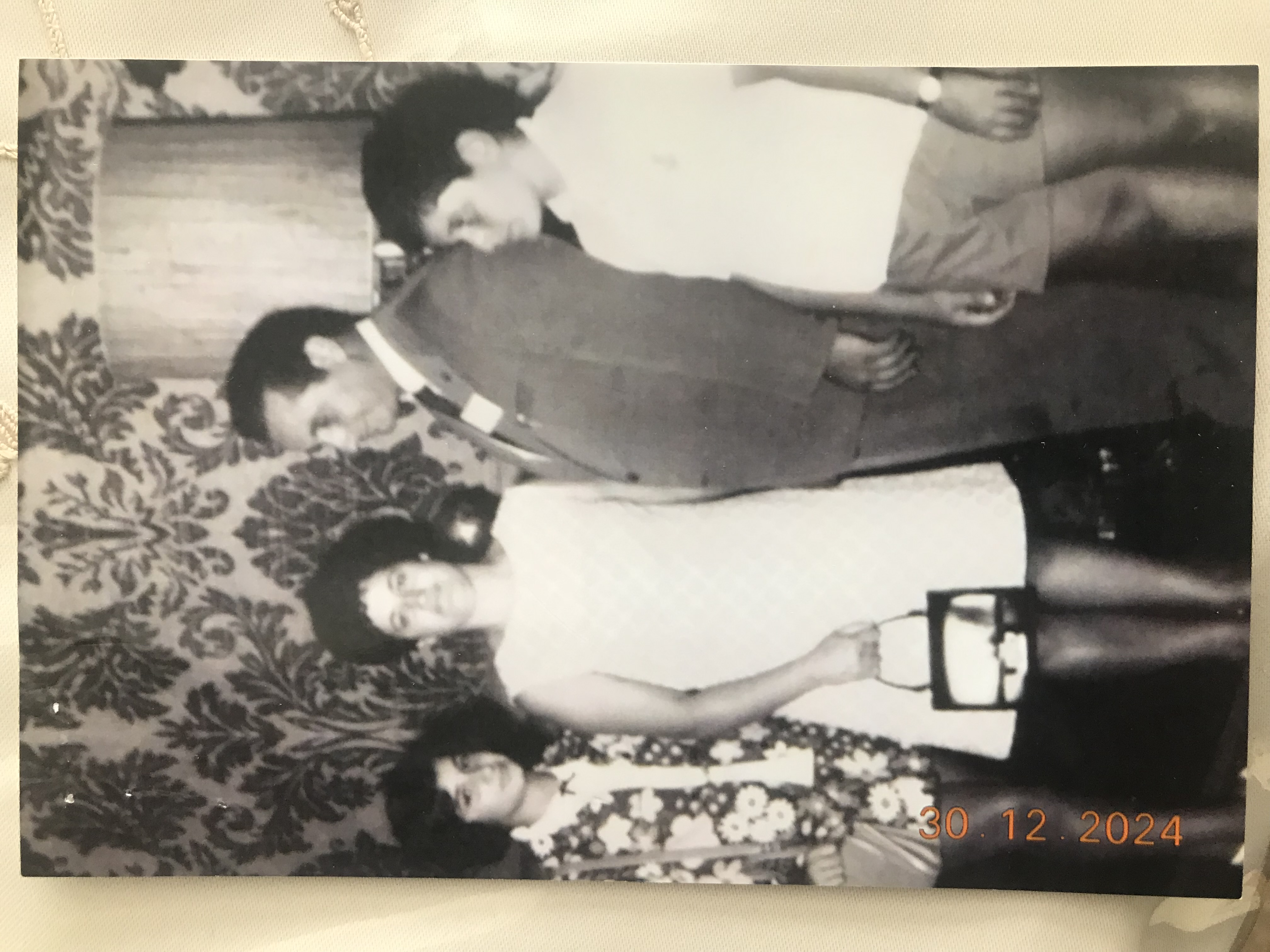 Une photo en noir et blanc d’une famille italienne en vêtements officiels.