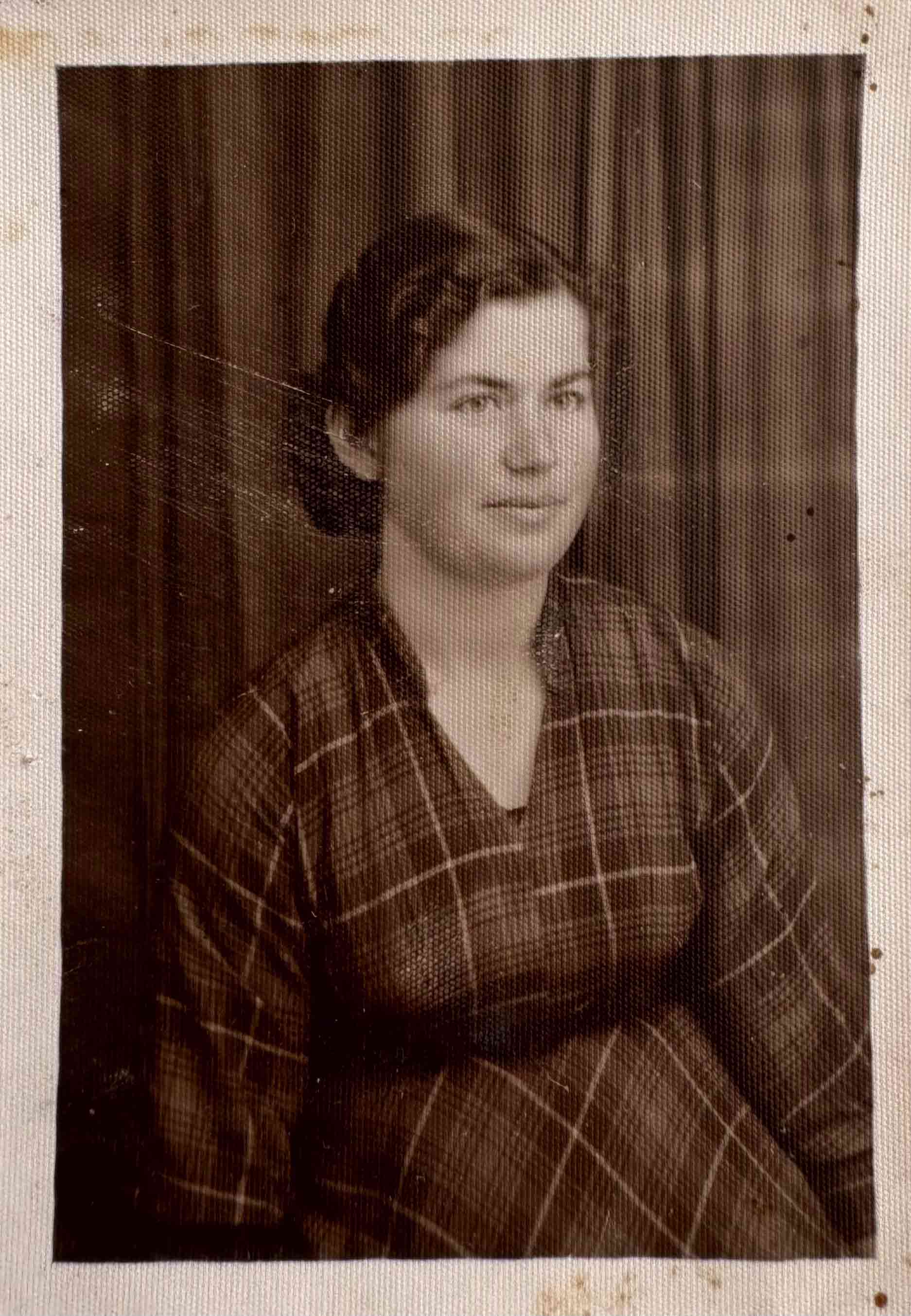 Une photo en noir et blanc d’une femme grecque.