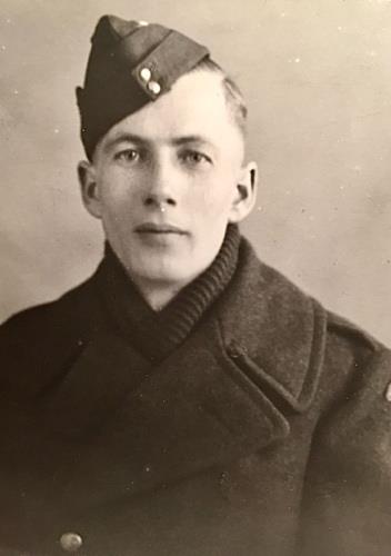 Portrait en noir et blanc d’un homme blanc portant un chapeau et un manteau de l’Artillerie royale canadienne.