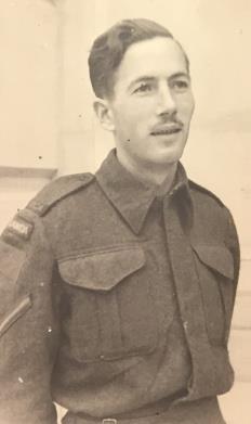 Portrait sépia d’un homme blanc en uniforme.